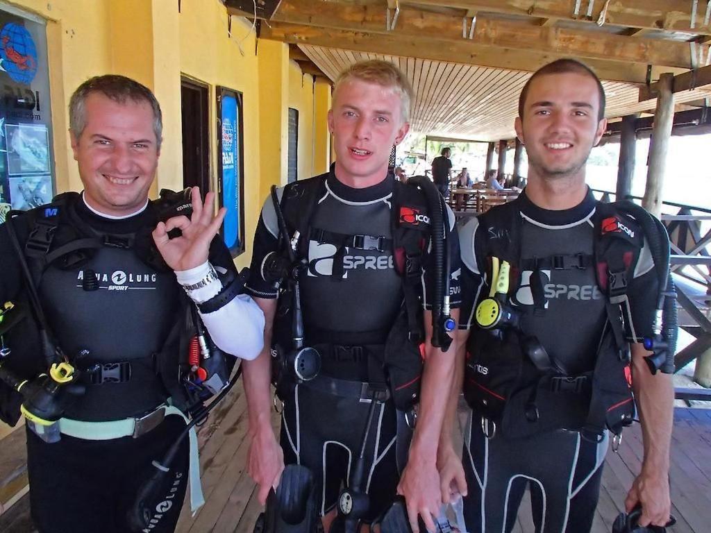 Ratu Kini Dive & Stay Isla Mana Exterior foto